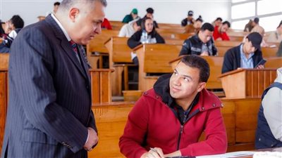 رئيس جامعة السويس يتفقد امتحانات الفصل الدراسي الأول