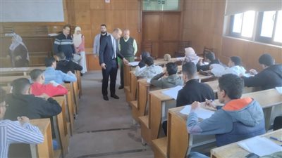 رئيس جامعة دمنهور يتفقد سير امتحانات الفصل الدراسي الأول