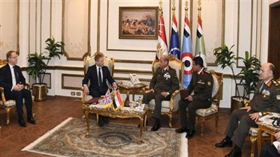 الفريق أول محمد زكي يلتقي وزير الدفاع البريطاني
