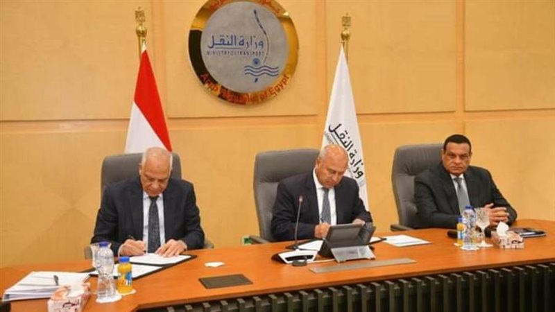 وزير النقل يوقع مع