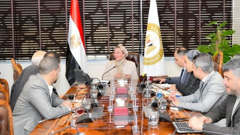 وزيرة البيئة تلتقي