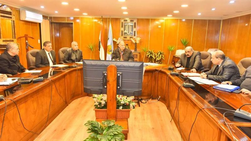 محافظ أسيوط يعقد