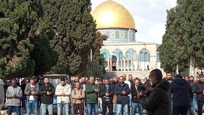 15 ألف فلسطيني فقط يؤدون صلاة الجمعة في الأقصى بعد منع الاحتلال وصول الآلاف وقمعه للمصلين والصحفيين