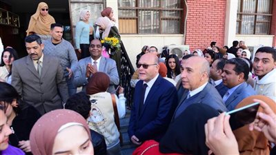 وسط بهجة وسرور.. النعماني يلتقط صورًا تذكارية مع طلاب امتياز طب