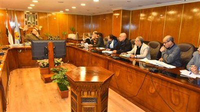 محافظ أسيوط يتابع موقف رصف الطرق المدرجة بالخطة الاستثمارية وأعمال التنفيذ