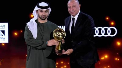 الخطيب يتسلم جائزة الأهلي أفضل نادٍ بالشرق الأوسط في حفل «دبي جلوب سوكر»