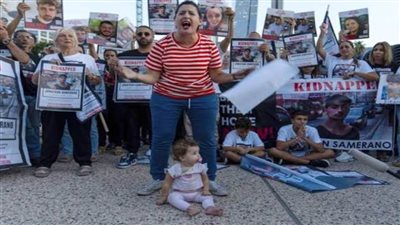 عشرات عائلات الأسرى الإسرائيليين تعتصم قبالة منزل نتنياهو في قيساريا
