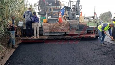 استمرار أعمال رصف طريق فوة مطوبس في كفر الشيخ 