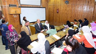 رئيس جامعة سوهاج يواصل تفقد امتحانات الفصل الدراسي الأول بكليتي العلوم والتربية النوعية