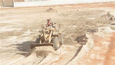 نادي المنيا يحول أرضية الملعب للنجيل الطبيعي واستحداث ملعبين للخماسي