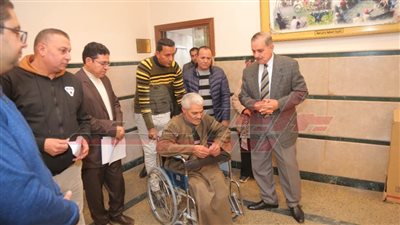 محافظ كفر الشيخ يسلّم كرسي متحركا لمواطن من ذوي الهمم