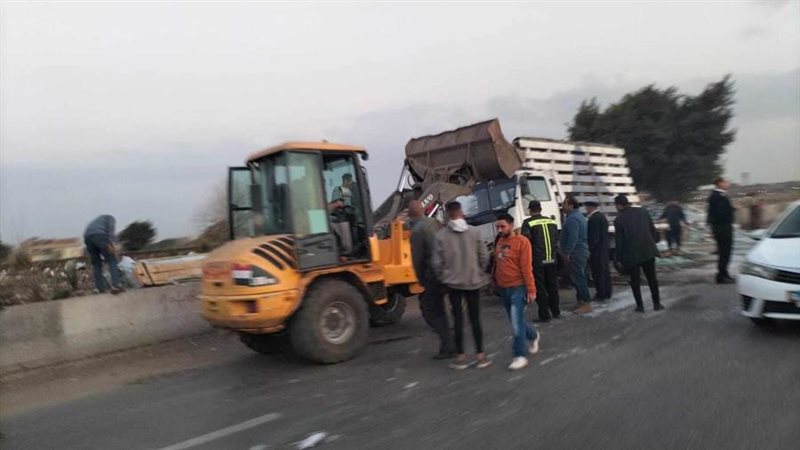 انقلاب سيارة محملة