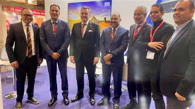 أحمد عيسى يقوم بجولة داخل الجناح المصري المشارك بالمعرض