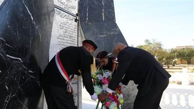 محافظ الوادي الجديد يضع إكليلًا من الزهور على النصب التذكاري لشهداء الشرطة 