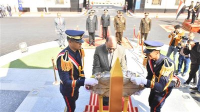  وضع إكليل الزهور على النصب التذكاري لشهداء الشرطة بأسيوط