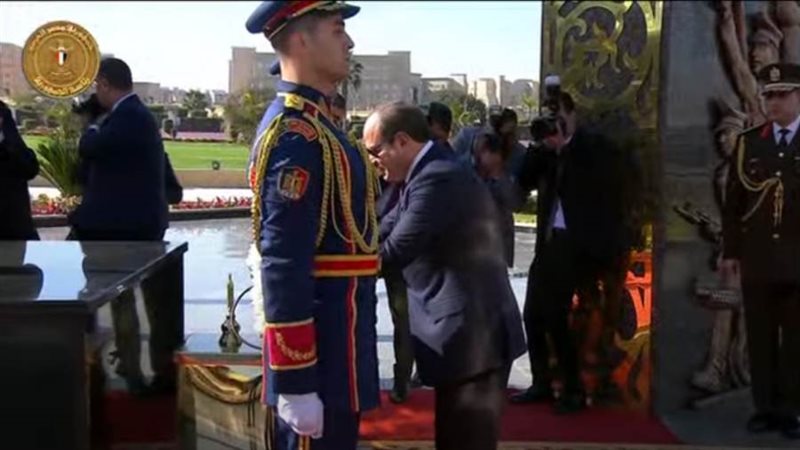 الرئيس السيسي يضع