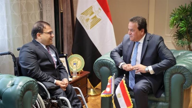 وزير الصحة وسفير