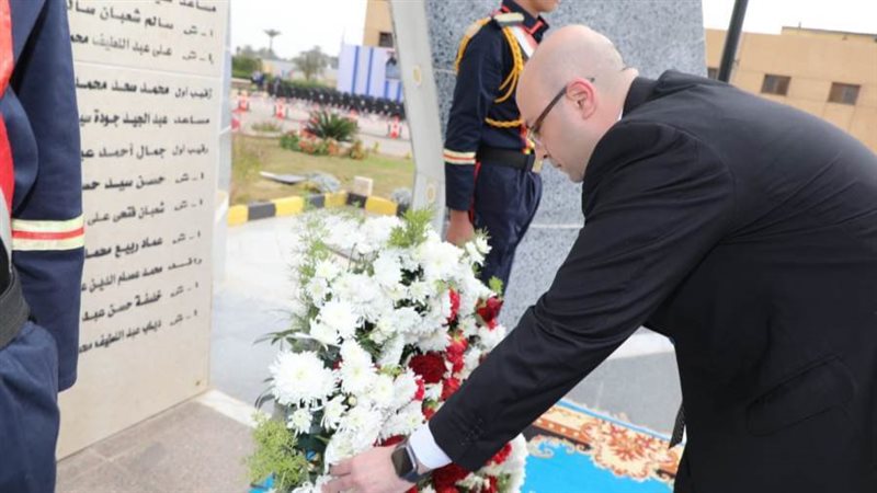 محافظ بنى سويف يضع