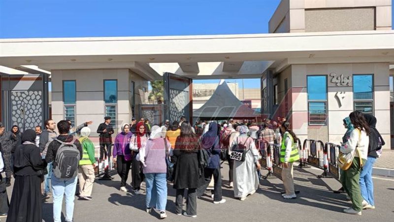 توافد جمهور معرض