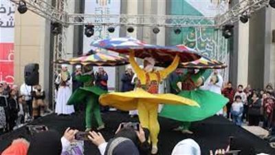 فرقة فنون التنورة التراثية تجذب أنظار زوار معرض الكتاب