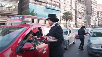 رجال الشرطة يواصلون مشاركة المواطنين الاحتفال بالذكرى الـ72 لعيد الشرطة بمختلف محافظات الجمهورية