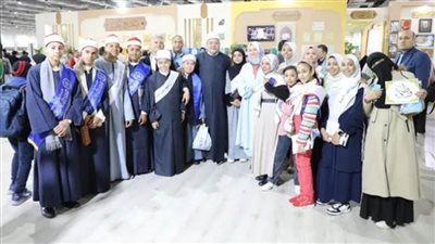 مستشار شيخ الأزهر يتفقد أركان جناح الأزهر بمعرض الكتاب