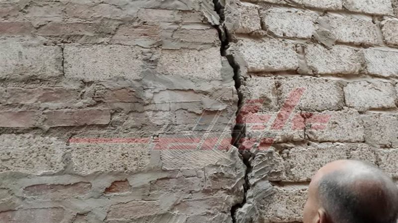 تصدع ٣ منازل