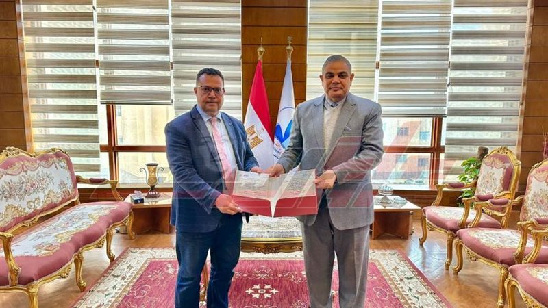 د طه إسماعيل يتسلم