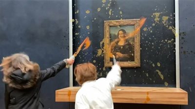 سيدتان من نشطاء البيئة في فرنسا تلقيان الحساء على زجاج يحمي لوحة 