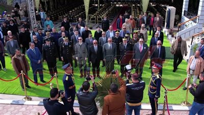 وضع إكليل زهور على النصب التذكاري لشهداء الشرطة بعاصمة كفر الشيخ