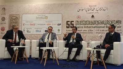 خبراء في ندوة 