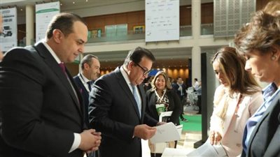 وزير الصحة والسكان يتفقد جناح الرعاية الصحية في معرض آراب هيلث 2024