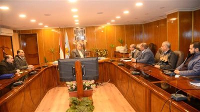 محافظ أسيوط يكرم مسئولي معهد بحوث التناسليات بالهرم ومدير الطب البيطري