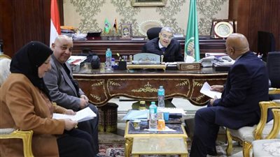 محافظ المنيا يلتقي أعضاء مجلسي النواب الشيوخ لمناقشة طلبات المواطنين