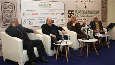 مثقفون يناقشون 