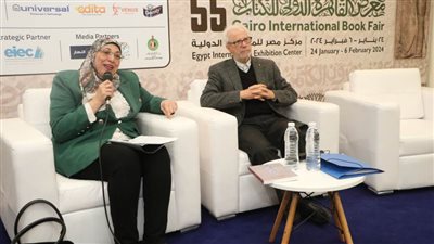 الشاعر المغربي محمد بنيس في لقاء شعري بمعرض القاهرة للكتاب