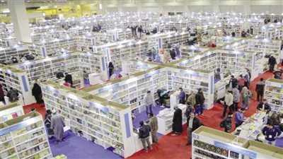 توافد كثيف لزوار معرض القاهرة الدولي للكتاب في يومه التاسع