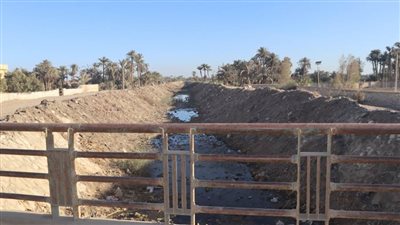 سكرتير بني سويف يتفقد مخر سيل طما لمتابعة جاهزية الحماية من السيول