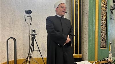 مفتي الجمهورية يؤمُّ المصلين في صلاة الجمعة بمسجد 