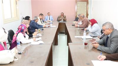 جامعة سوهاج تعقد اجتماعها الأول استعدادًا للمشاركة بمسابقة الجامعة صديقة البيئة 