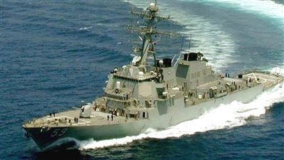 الحوثيون يطلقون صاروخا على السفينة الأمريكية 