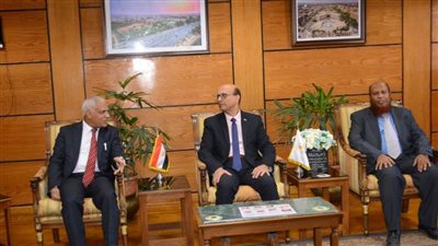 رئيس جامعة أسيوط يستقبل عميد كلية الهندسة والبترول بجامعة حضر موت اليمنية