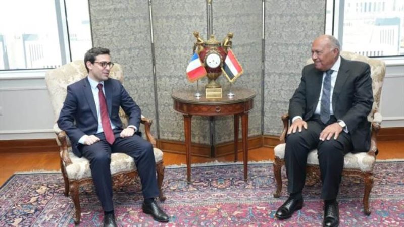 وزير الخارجية مع