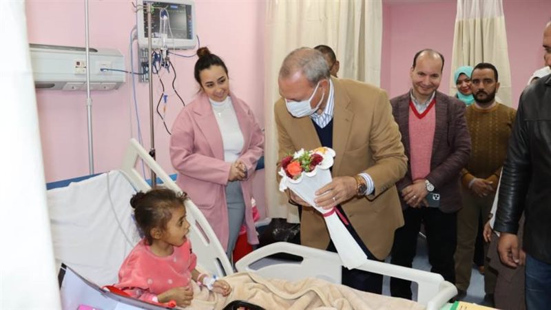 محافظ القليوبية يوزع