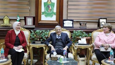 محافظ المنيا يكرم وفد فرع المجلس القومى للمرأة لأنشطته فى قرى حياة كريمة