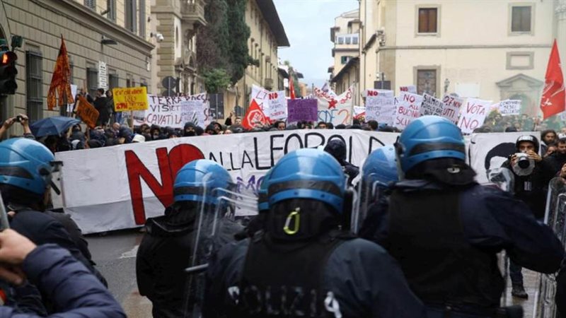 أعمال شغب بمركز للاجئين