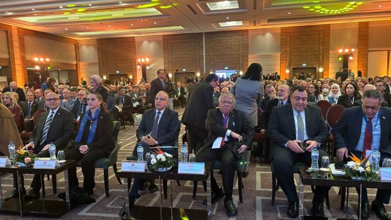 وزير الري يشارك في