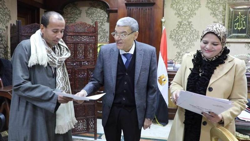 محافظ المنيا يسلم