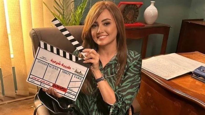 الفنانة بشرى أثناء