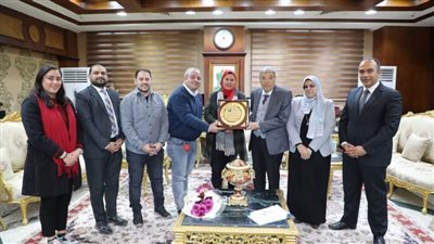 حياة كريمة تهدى محافظ المنيا درعها تقديرا لدعمه لمشروعات المبادرة الرئاسية
